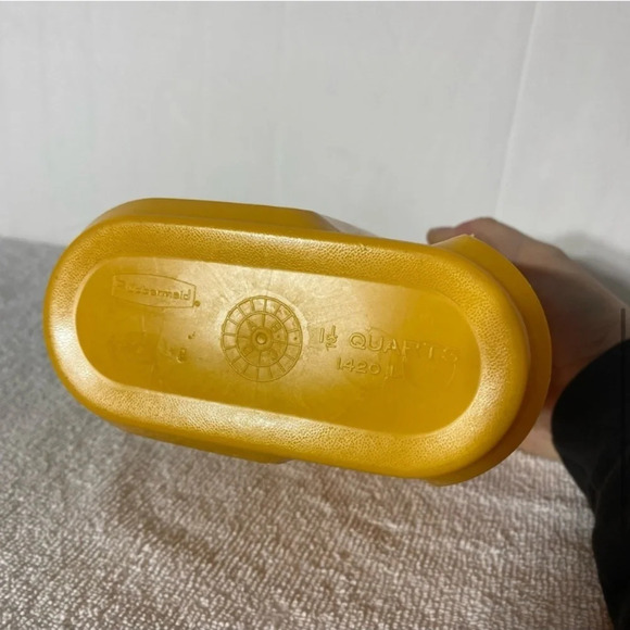 Vintage  Rubbermaid Yellow Handleless Pitcher With Lid - Picture 7 of 13
